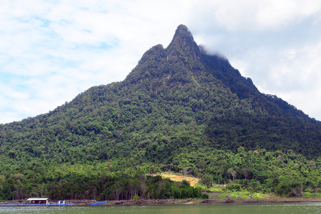 Groene berg met mistige top aan de kust op Borneo, tijdens groepsrondreis West-Maleisië & Borneo.