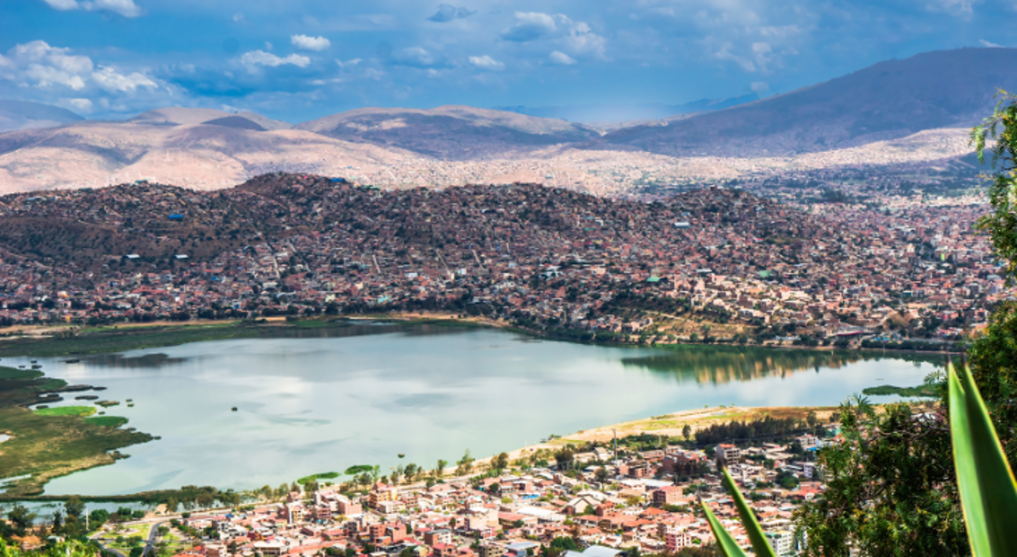 Panoramisch uitzicht op La Paz met het Titicacameer en omliggende bergen in Bolivia.