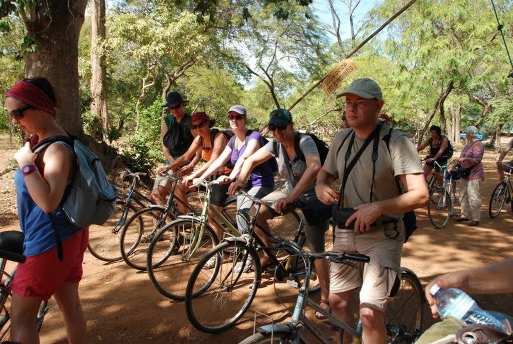 Groep reizigers met fietsen tijdens een groepsrondreis door Sri Lanka.