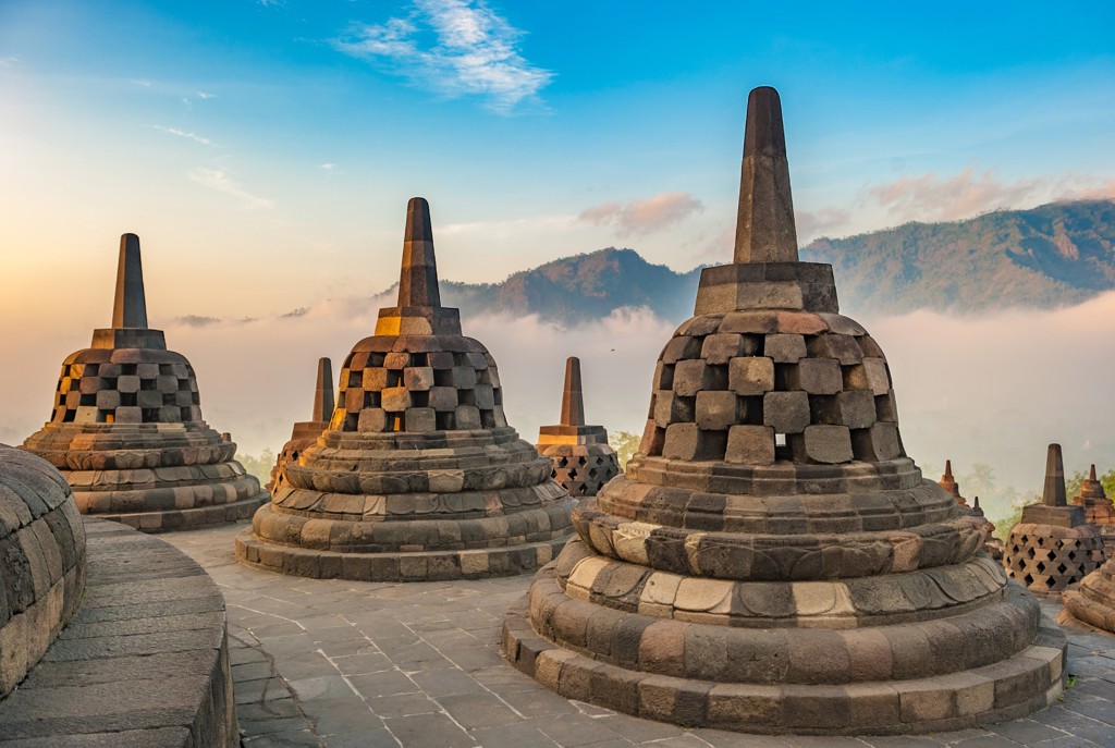Stupa’s van de Borobudur-tempel op Java bij zonsopkomst, tijdens groepsrondreis Sumatra, Java en Bali.