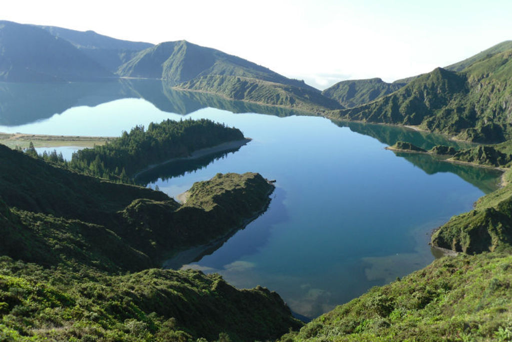 Kratermeer Lagoa do Fogo op São Miguel, Azoren, omringd door groene bergen.