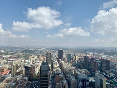 Uitzicht over de skyline van Johannesburg tijdens de route Zuid-Afrika.