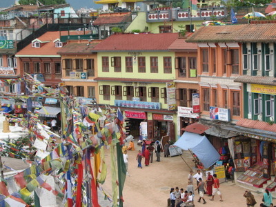 Drukke straat in Kathmandu met kleurrijke gebedsvlaggen en winkels tijdens de route India en Nepal.