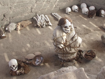 Mummie en schedels in archeologische begraafplaats in Peru, onderdeel van Route Peru dag 4.