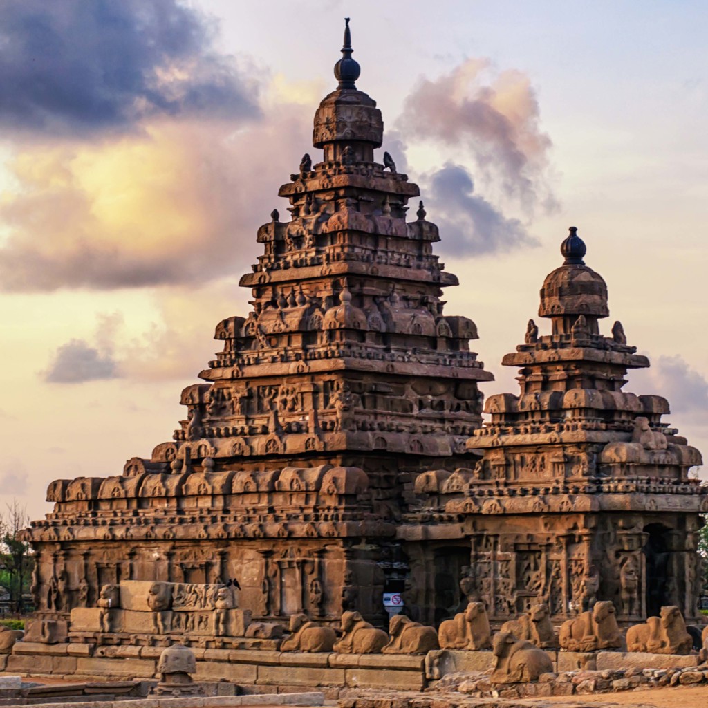 Zuid-Indiase tempel met gedetailleerde steenreliëfs bij zonsondergang, hoogtepunten van een groepsrondreis.