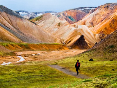 Wandelen in Landmannalaugar, IJsland, met kleurrijke rhyolietbergen en rivier in de vallei.