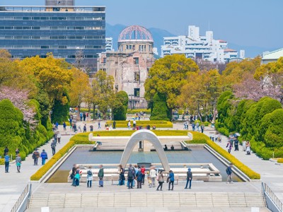 Vredespark Hiroshima met de Genbaku Dome (Atoombomkoepel) op de achtergrond.