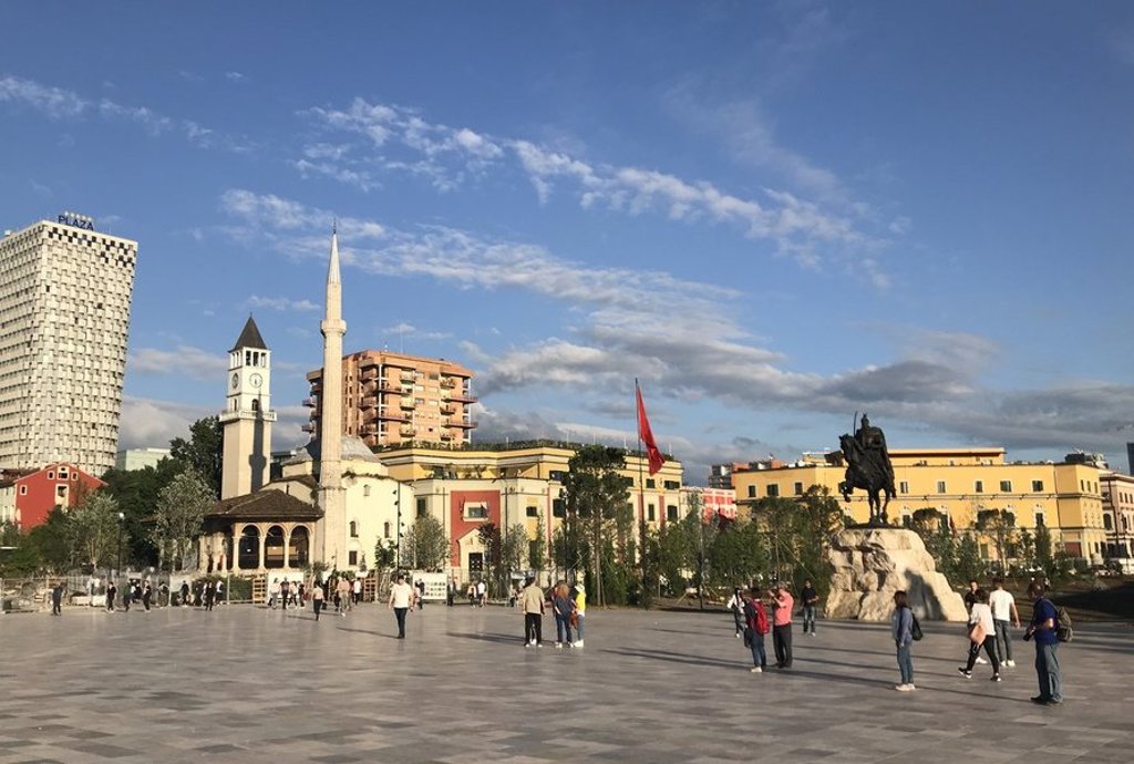 Kerk met klokkentoren in een bergdorp tijdens de groepsrondreis Albanië Hoogtepunten.