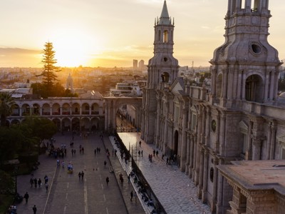 Kathedraal van Arequipa en Plaza de Armas bij zonsondergang tijdens de Route Peru.
