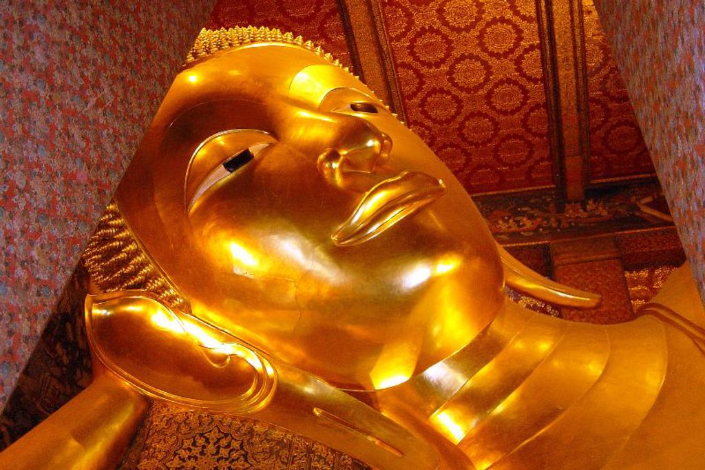 Gouden liggende Boeddha in een tempel in Thailand, hoogtepunt van de familiereis.