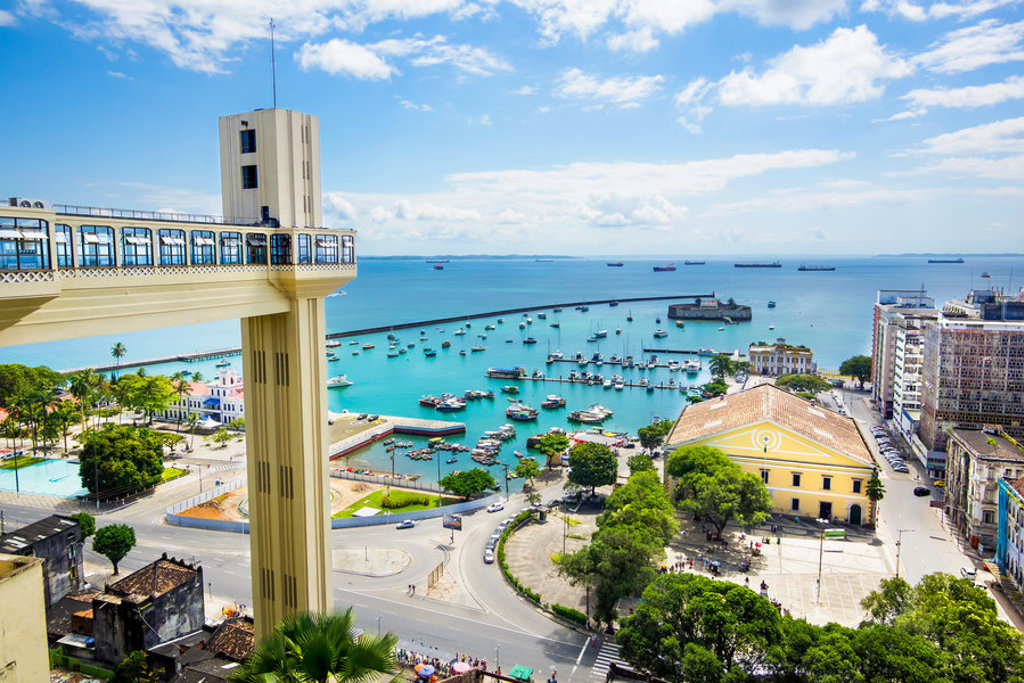 Uitzicht op de Elevador Lacerda en de Baía de Todos-os-Santos in Salvador de Bahia, Brazilië.