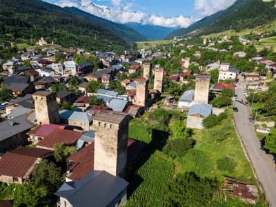 Ushguli in Svaneti, Georgië, met middeleeuwse verdedigingstorens en uitzicht op de Kaukasus.