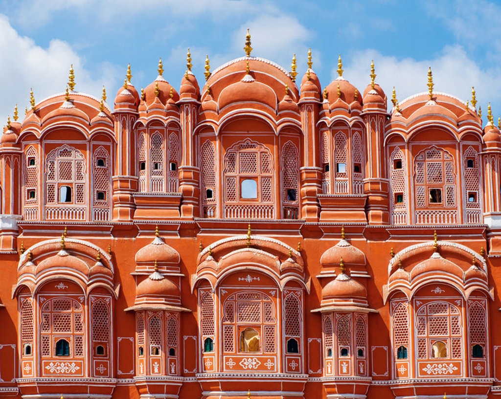 Hawa Mahal in Jaipur, Noord-India, met roze gevel en sierlijke ramen onder een blauwe lucht.