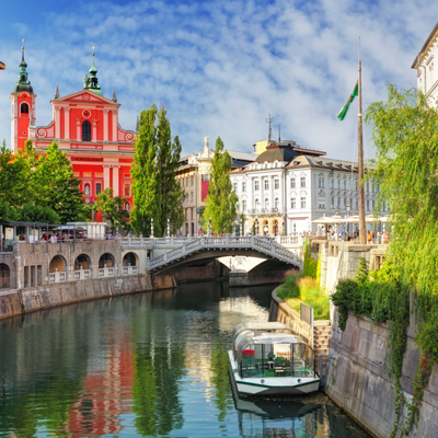 Rivier de Ljubljanica met brug en Franciscaanse kerk in Ljubljana, Slovenië.