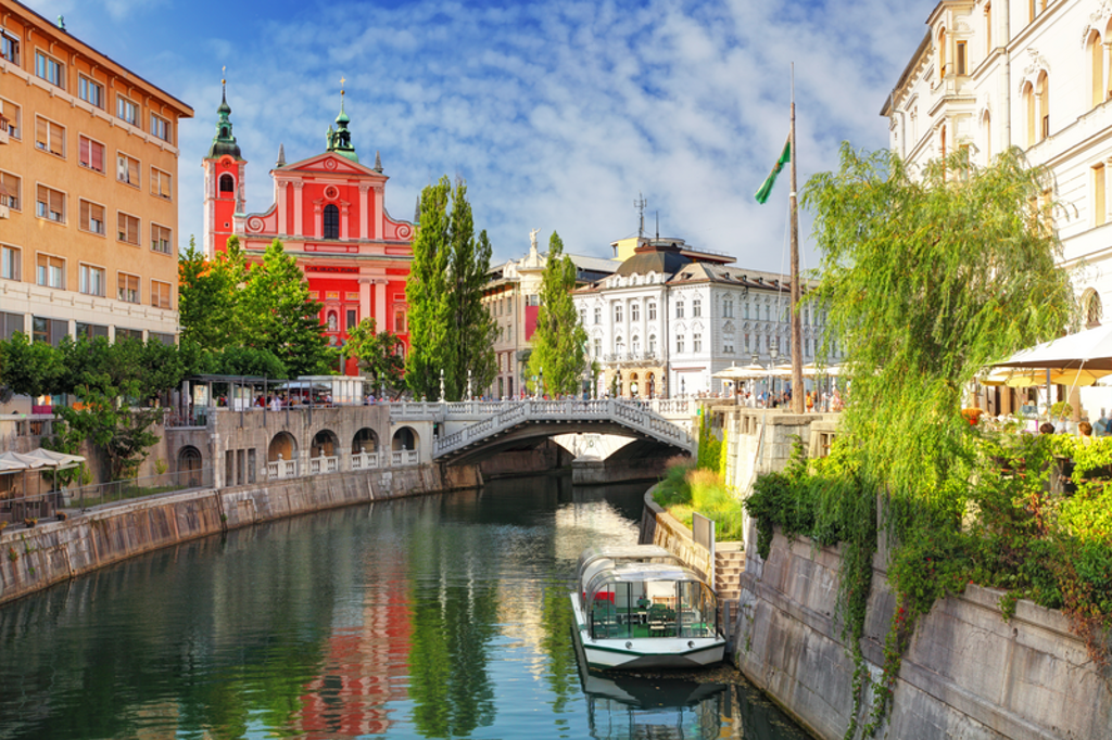 Rivier de Ljubljanica met brug en Franciscaanse kerk in Ljubljana, Slovenië.