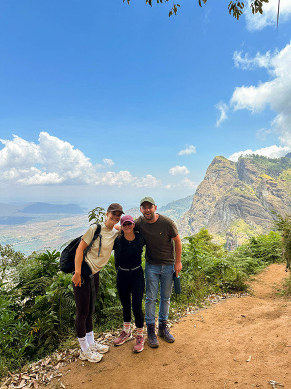 22-35ers tijdens een wandeling in Kenia met uitzicht op bergen en vallei.
