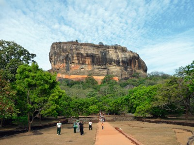 Sigiriya-rots met het Leeuwenfort, omringd door groen, op de Route Sri Lanka.