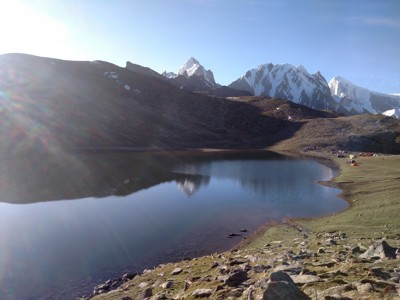 Bergmeer met spiegeling van besneeuwde toppen in Baltistan, Pakistan.