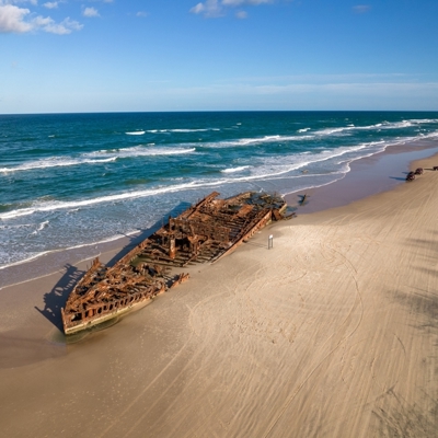 Wrak van de SS Maheno op het strand van Fraser Island tijdens een dagexcursie vanuit Noosa.