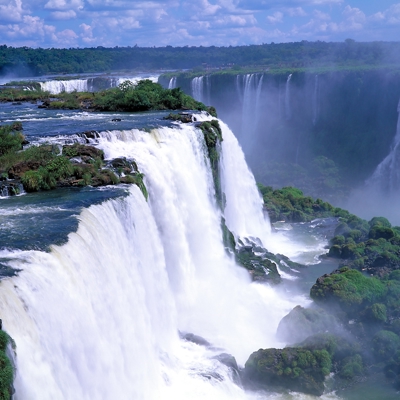 Panorama van de Iguazú-watervallen op de grens van Argentinië en Brazilië.