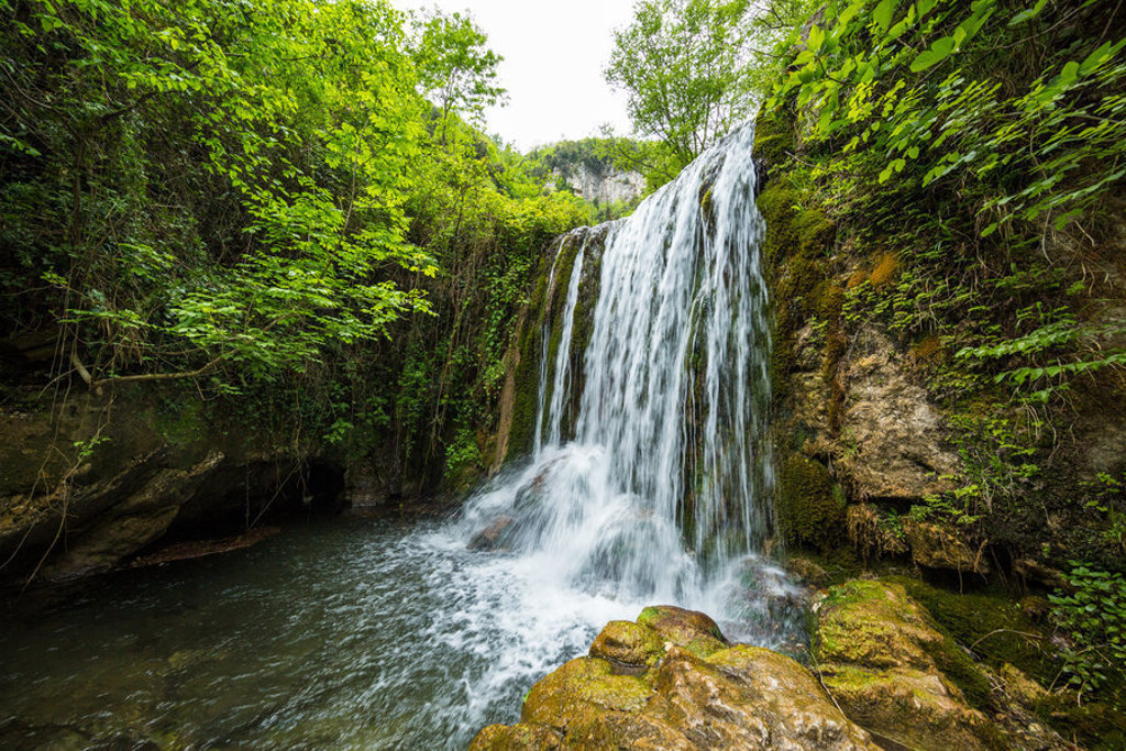 Waterval in een groene kloof op de Amalfikust, Italië.