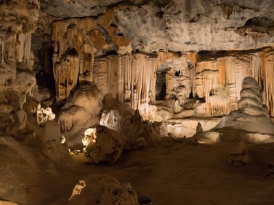 Verlichte druipsteengrot met stalactieten en stalagmieten langs de route Johannesburg - Kaapstad.