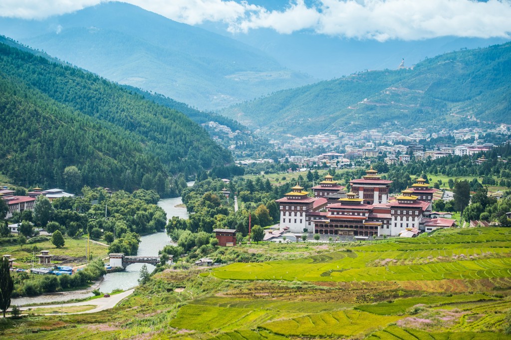 Uitzicht op een boeddhistisch klooster in de groene Himalaya-vallei van Bhutan tijdens een groepsrondreis Sikkim en Bhutan.