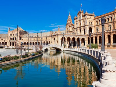 Plaza de España in Sevilla met brug en kanaal, highlight op de route door Andalusië.