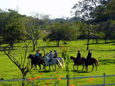 Paardrijden door groene heuvels en weilanden in Costa Rica.