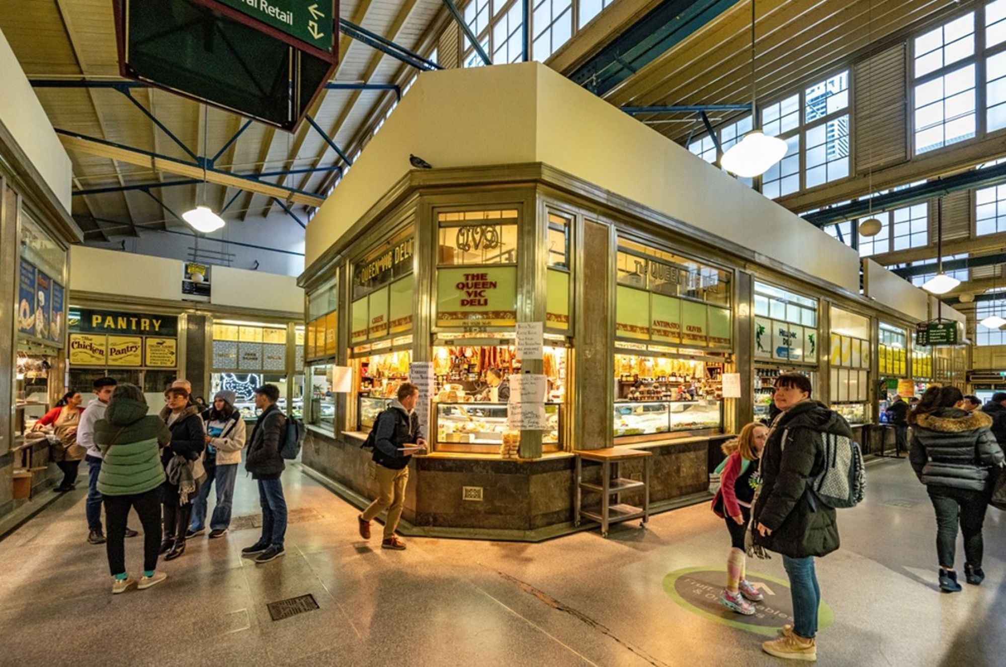 Kraam met delicatessen in Queen Victoria Market in Melbourne, Australië.
