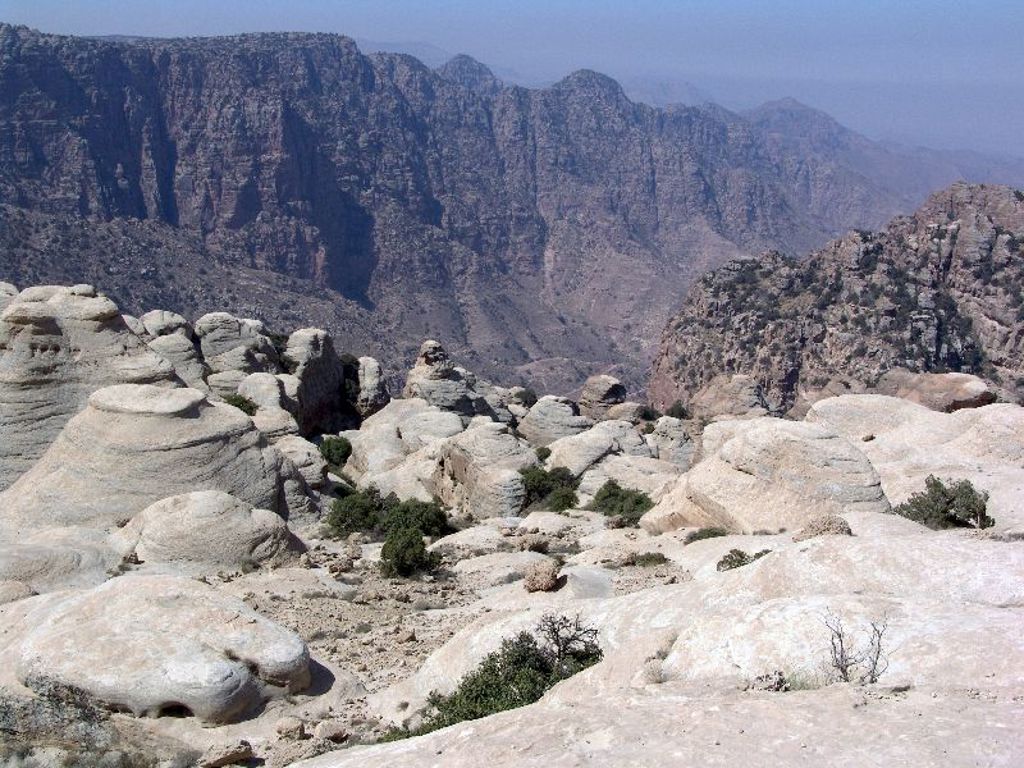 Rotsachtig woestijnlandschap met witte rotsformaties en bergen in Jordanië tijdens een familiereis.
