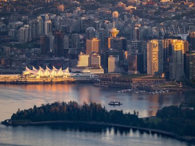 Uitzicht op de skyline van Vancouver met Canada Place aan de waterkant tijdens zonsondergang.