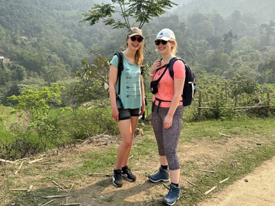 Twee wandelaars met rugzak poseren tijdens trekking in de bergen van Vietnam op dag 5 van de Route Vietnam.