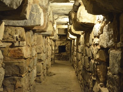 Smalle gang met stapelstenen muren in een archeologische ruïne in Noord-Peru.