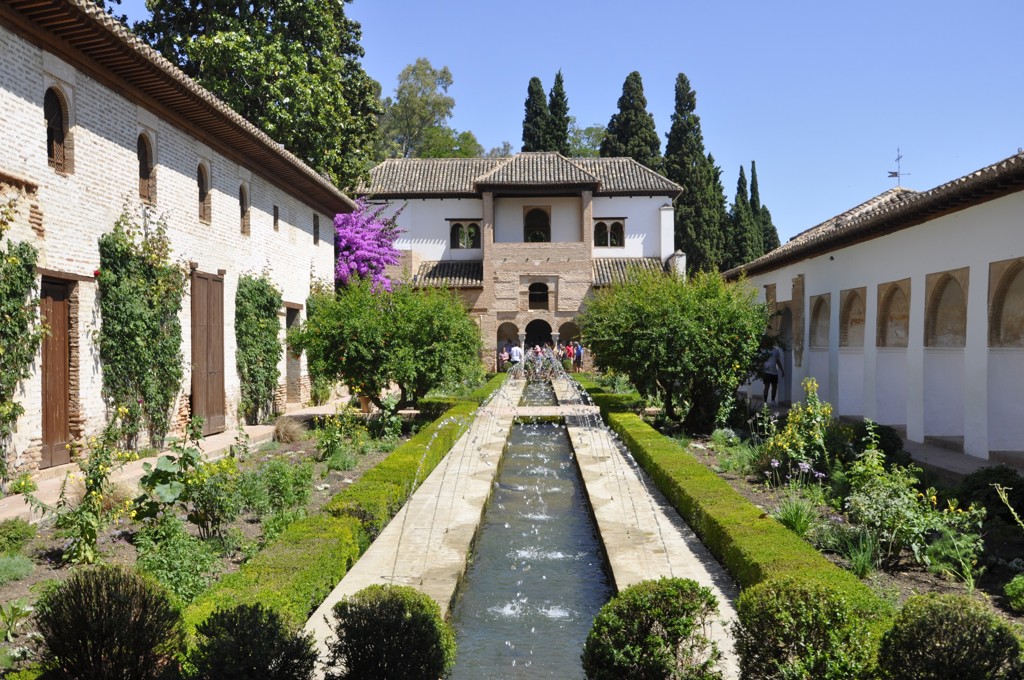 Tuin met waterkanaal en fonteinen bij het Alhambra in Granada tijdens een 22-35ers reis door Andalusië.