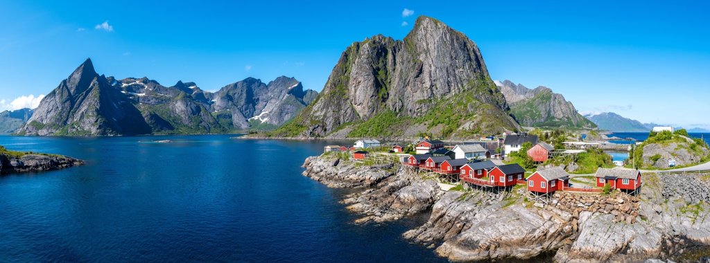 Besneeuwde bergtoppen in de Lofoten, Noorwegen, tijdens een groepsrondreis.