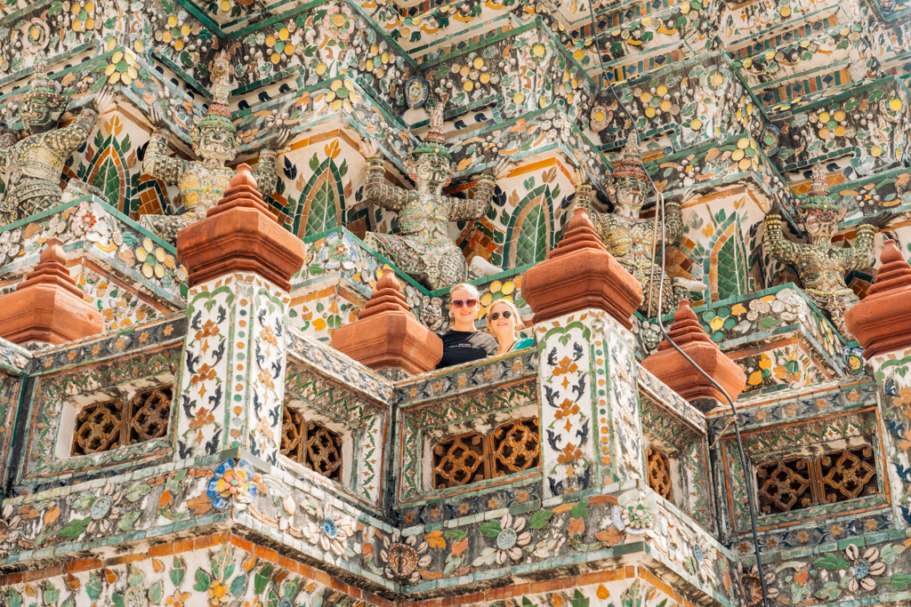 Reizigers op een rijk versierde tempel in Bangkok tijdens een 22-35ers groepsrondreis Thailand.