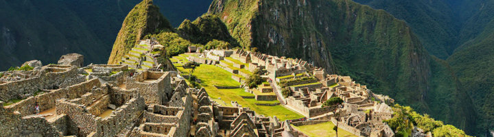 Machu Picchu in Peru met Inca-ruïnes en groene bergen op de achtergrond.