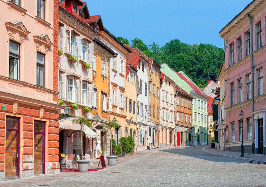 Kleurrijke straat met historische gevels in Ljubljana, tijdens een fietsvakantie in Slovenië.