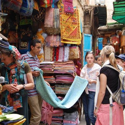 Gezin winkelt op een kleurrijke bazaar in Egypte tijdens een familiereis langs de Nijl.