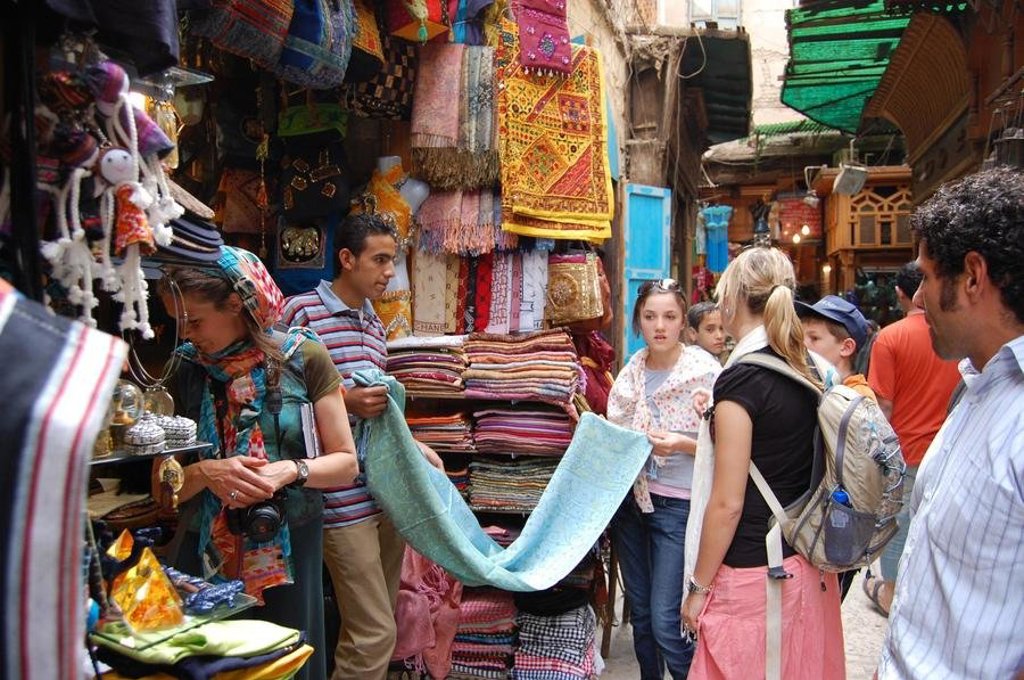 Gezin winkelt op een kleurrijke bazaar in Egypte tijdens een familiereis langs de Nijl.
