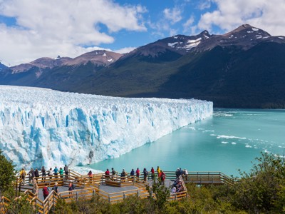 Uitzicht op de Perito Moreno-gletsjer in Patagonië vanaf een uitkijkplatform aan het turquoise gletsjermeer.