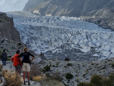 Wandelaars bij de Passu-gletsjer in de Hunza-vallei, Pakistan.