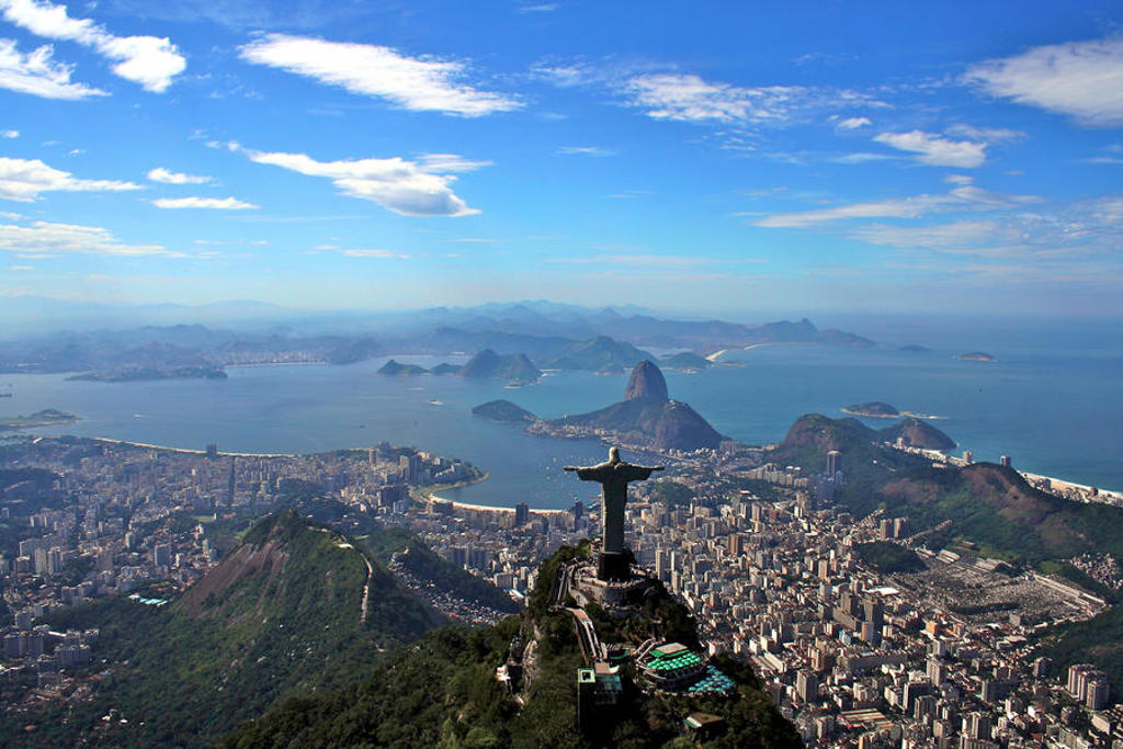 Uitzicht vanaf Christus de Verlosser over Rio de Janeiro, met de Suikerbroodberg en de baai.