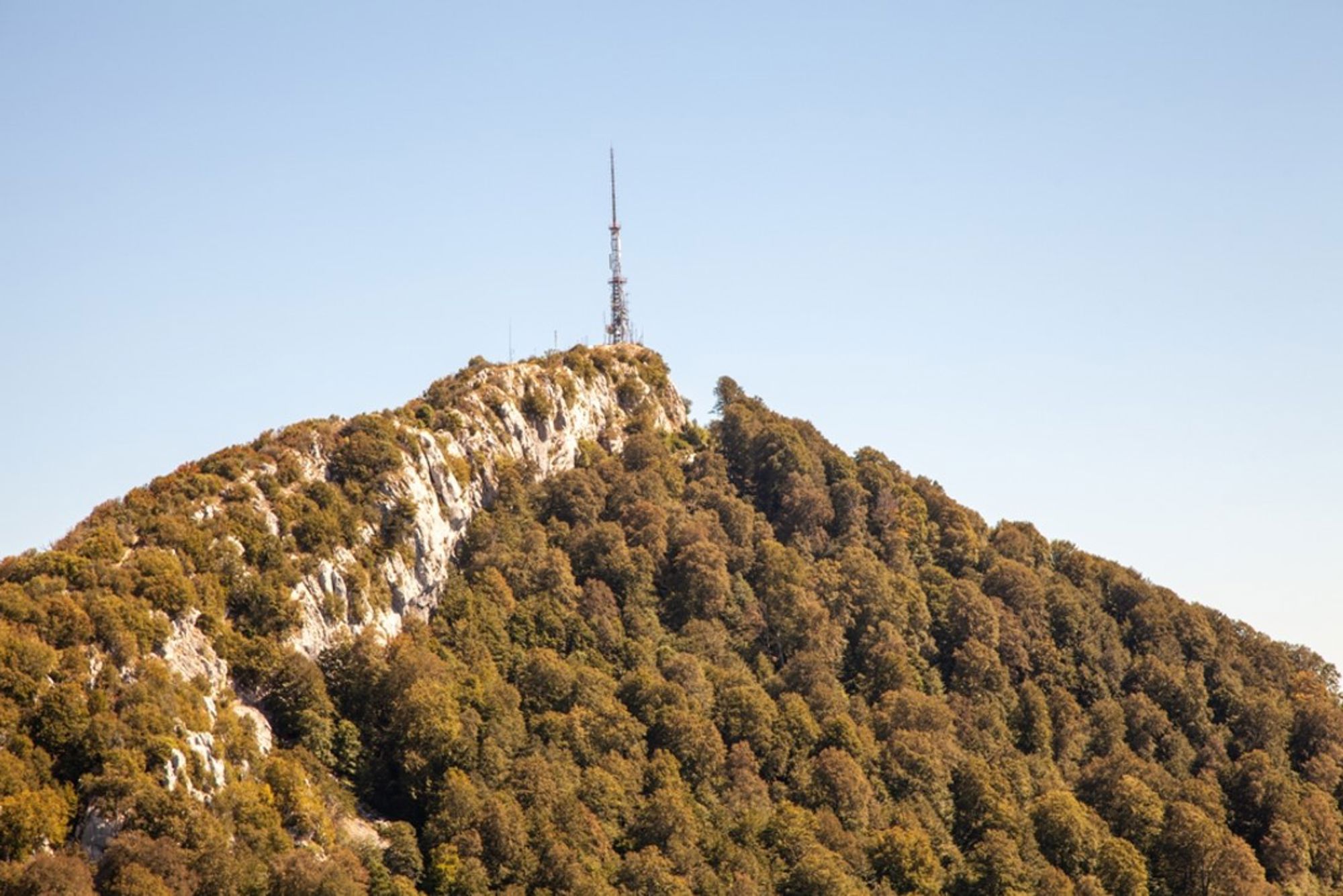 Zendmast op de top van de berg Dajti bij Tirana, Albanië.