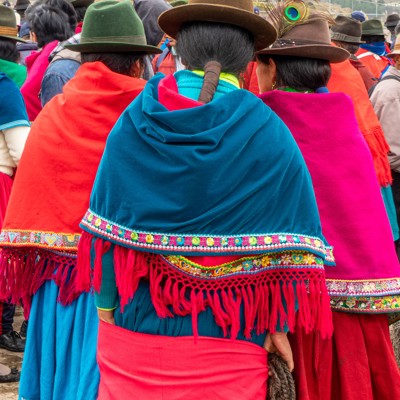 Vrouwen in kleurrijke traditionele kleding tijdens een festival in de Andes, verbonden aan Puur Sawadee Inti Sisa stichting.