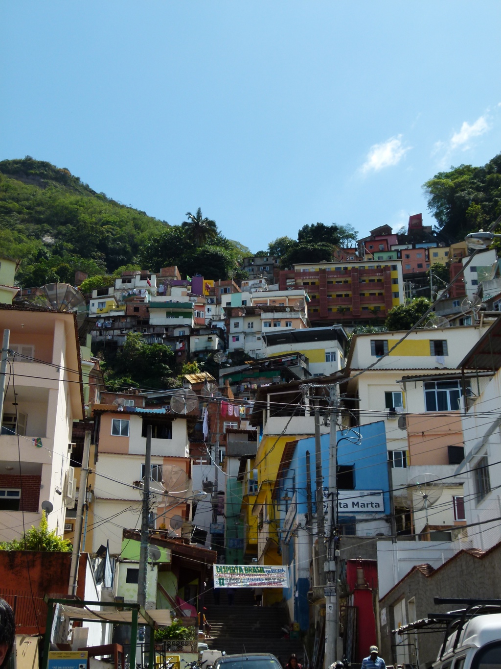 Kleurrijke huizen op een steile heuvel in Rio de Janeiro, Brazilië, tijdens familiereis Argentinië en Brazilië.