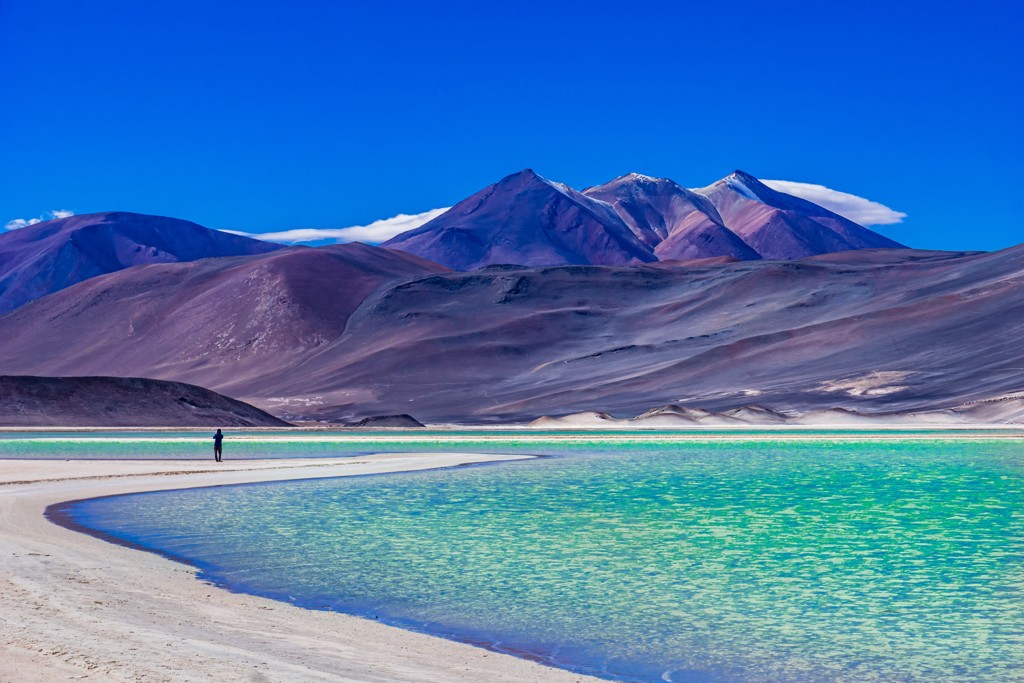 Turquoise lagune in de Andes met bergen op de achtergrond tijdens een groepsrondreis Bolivia en Chili.