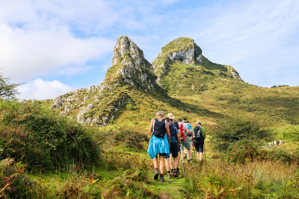 Wandelaars op pad in de Picos de Europa tijdens een wandelvakantie in Spanje.