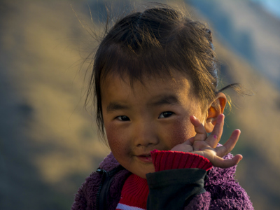 Portret van een lachend Nepalees meisje langs de Route Nepal Everest Base Camp.